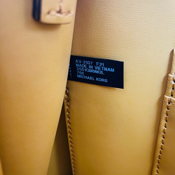 Michael Kors Mercer Medium Messenger Crossbody - Picture 10 of 15